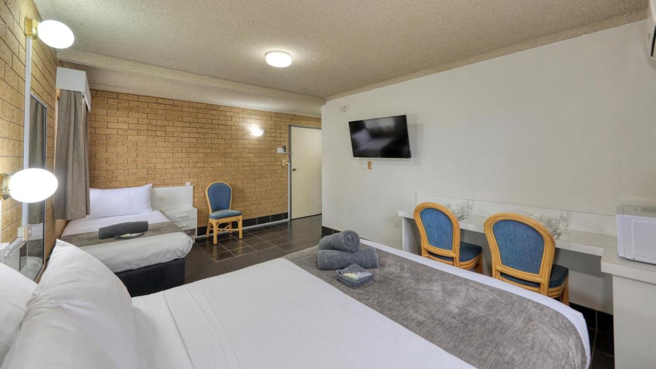 Hamilton Hume Motor Inn Яс Екстериор снимка