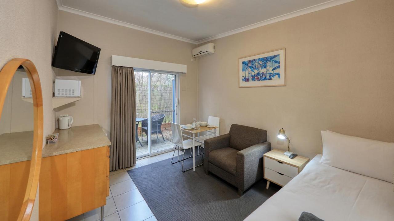 Hamilton Hume Motor Inn Яс Екстериор снимка