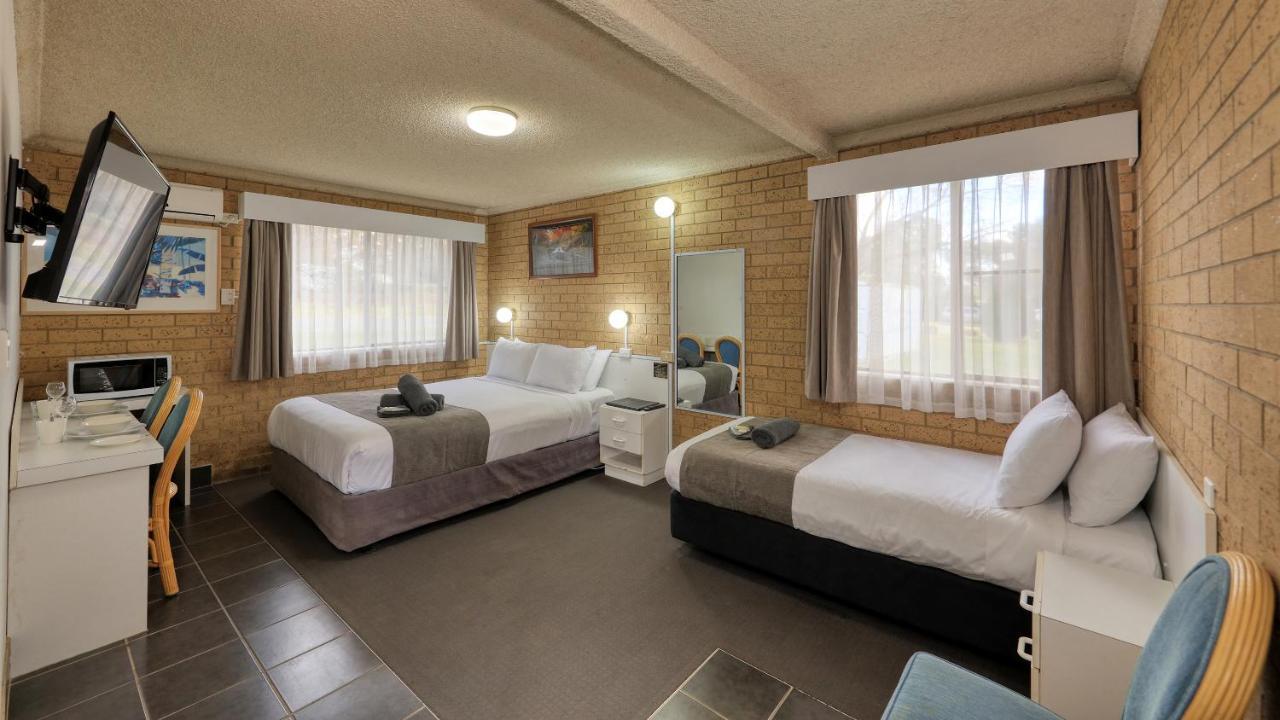 Hamilton Hume Motor Inn Яс Екстериор снимка