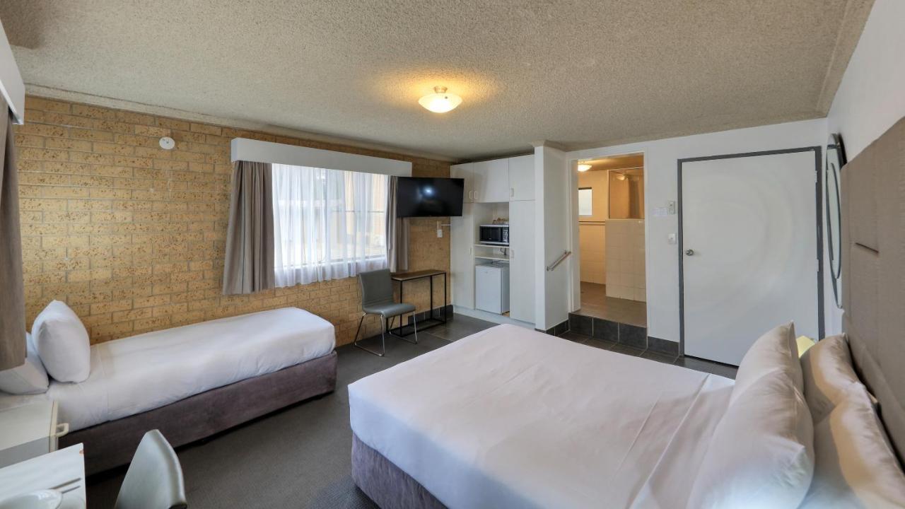 Hamilton Hume Motor Inn Яс Екстериор снимка