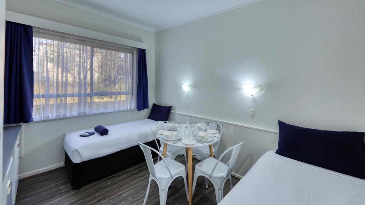 Hamilton Hume Motor Inn Яс Екстериор снимка