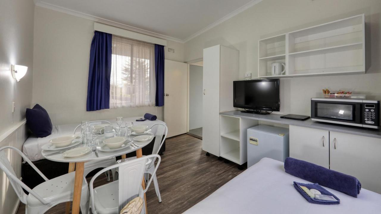Hamilton Hume Motor Inn Яс Екстериор снимка