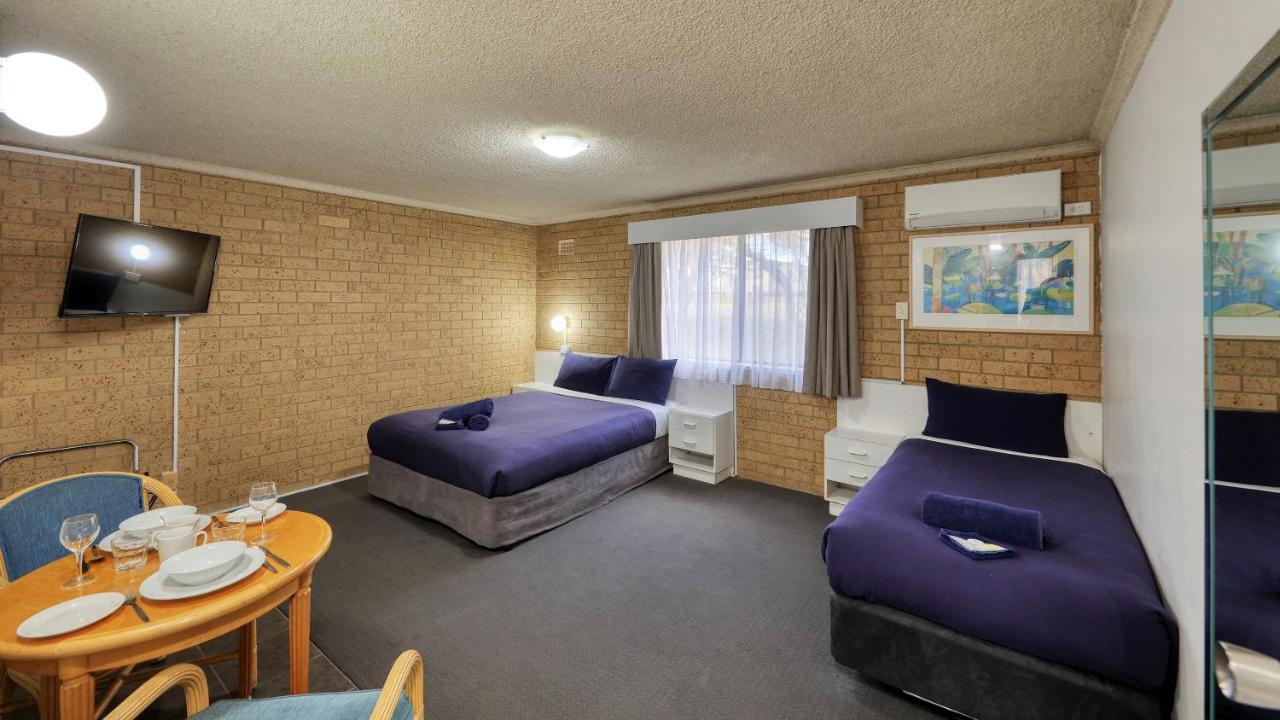 Hamilton Hume Motor Inn Яс Екстериор снимка